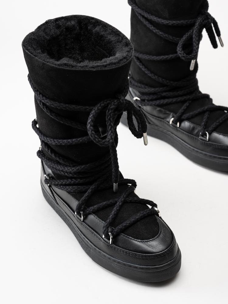 Inuikii - Classic High Laced - Svarta höga fårskinnsfodrade boots i mocka