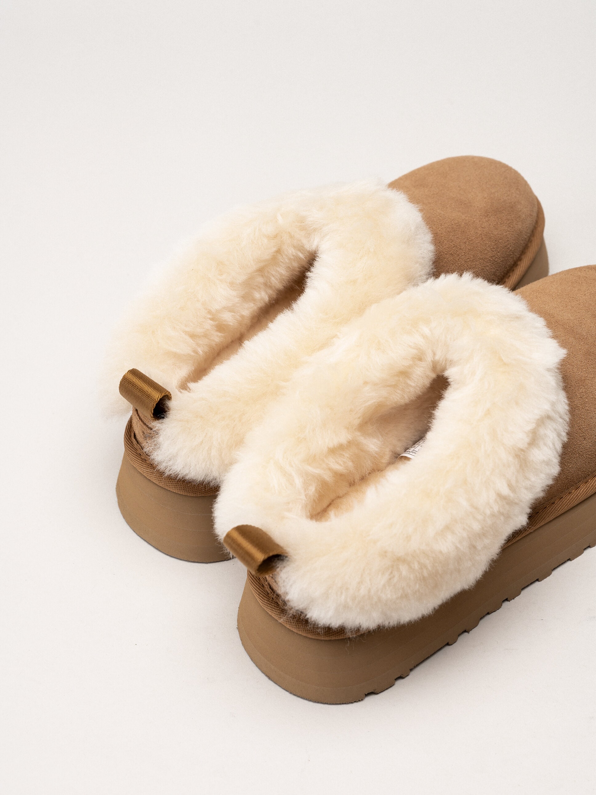 UGG - W Tazzelle - Bruna fårskinnsfodrade tofflor