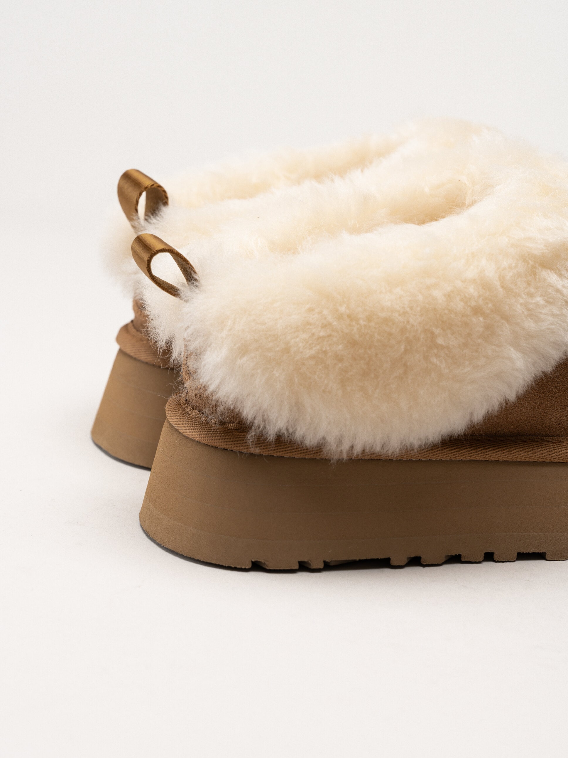 UGG - W Tazzelle - Bruna fårskinnsfodrade tofflor