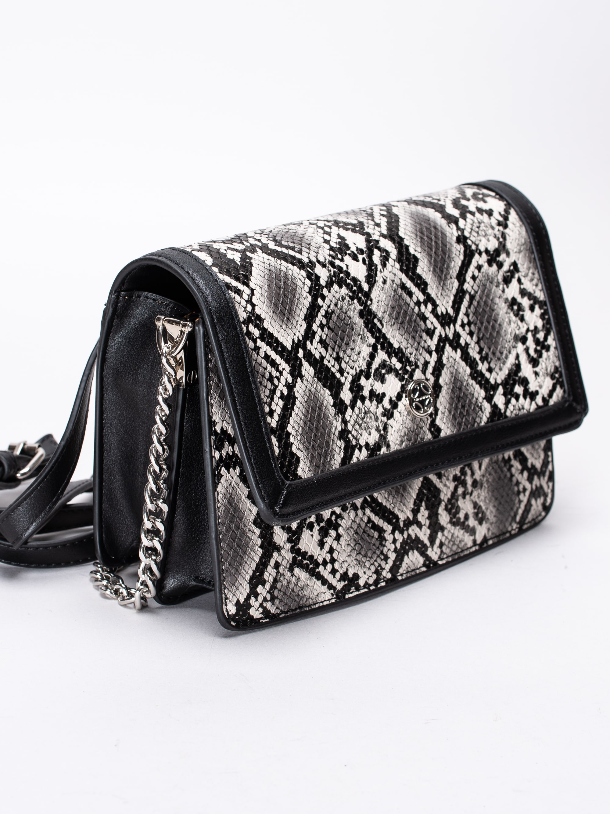 86193011 Ulrika Design 36-5271-1 Animal svart snake mönstrad flapbag med kedja-3