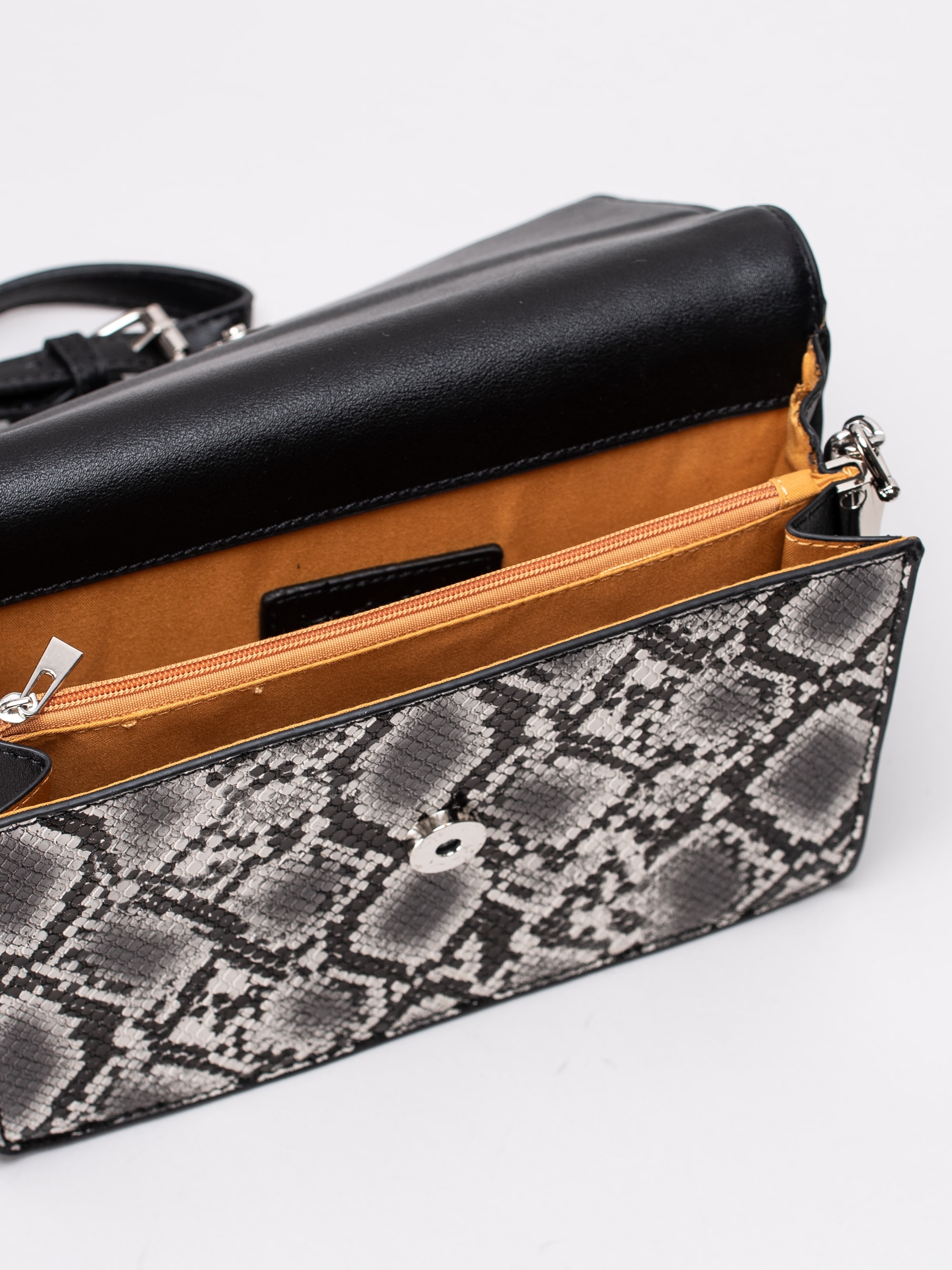 86193011 Ulrika Design 36-5271-1 Animal svart snake mönstrad flapbag med kedja-4
