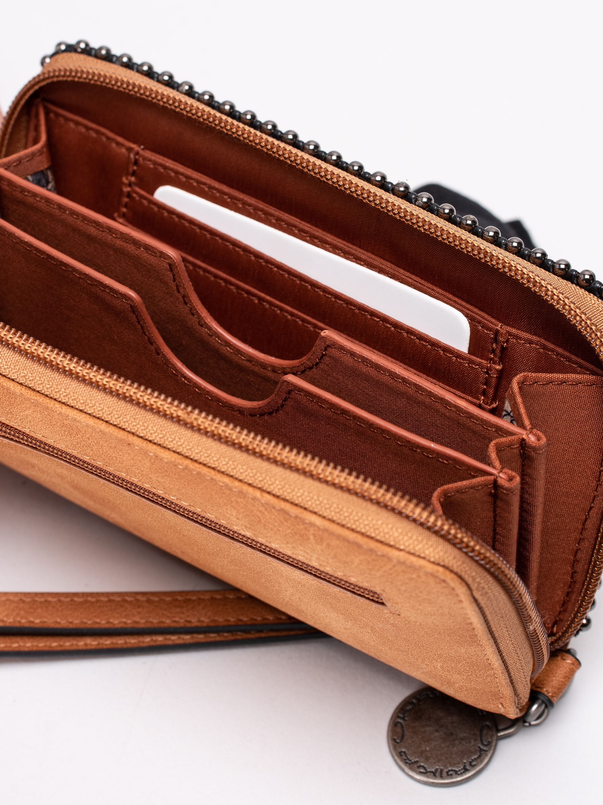 86193014 Ulrika Design 36-5320-21 Leaf brun perforerad plånbok med nitar-4