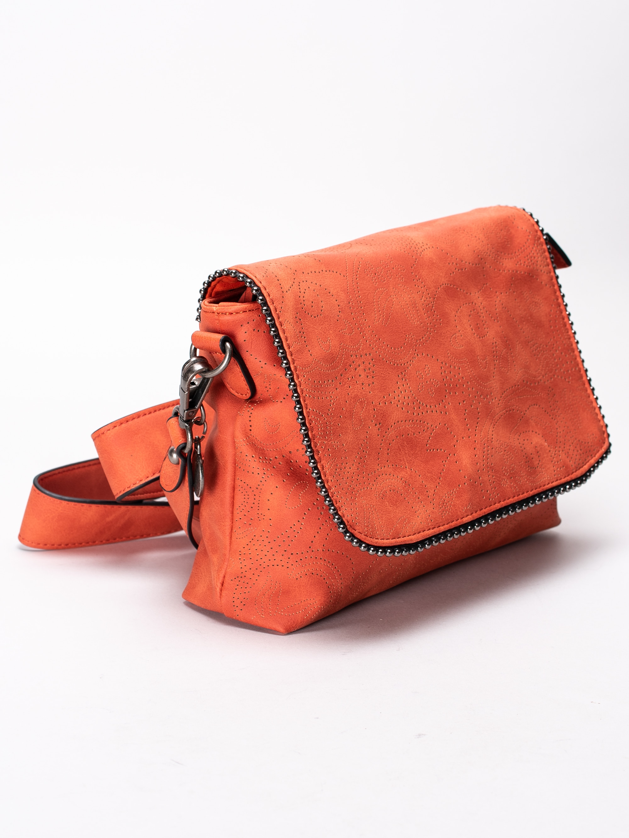 86193021 Ulrika Design 36-5358-11 Leaf orange perforerad flapbag med nitar-3