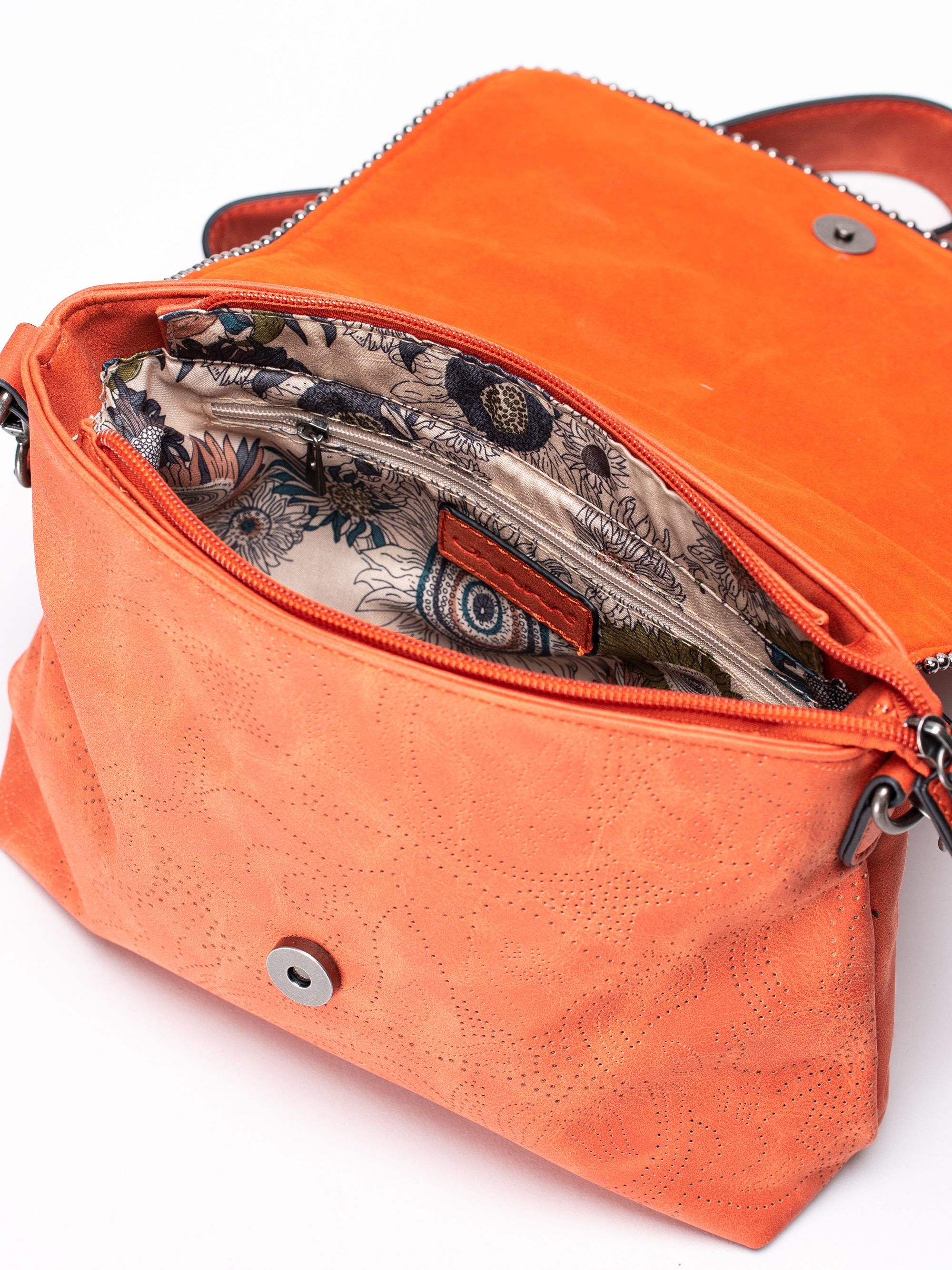 86193021 Ulrika Design 36-5358-11 Leaf orange perforerad flapbag med nitar-5