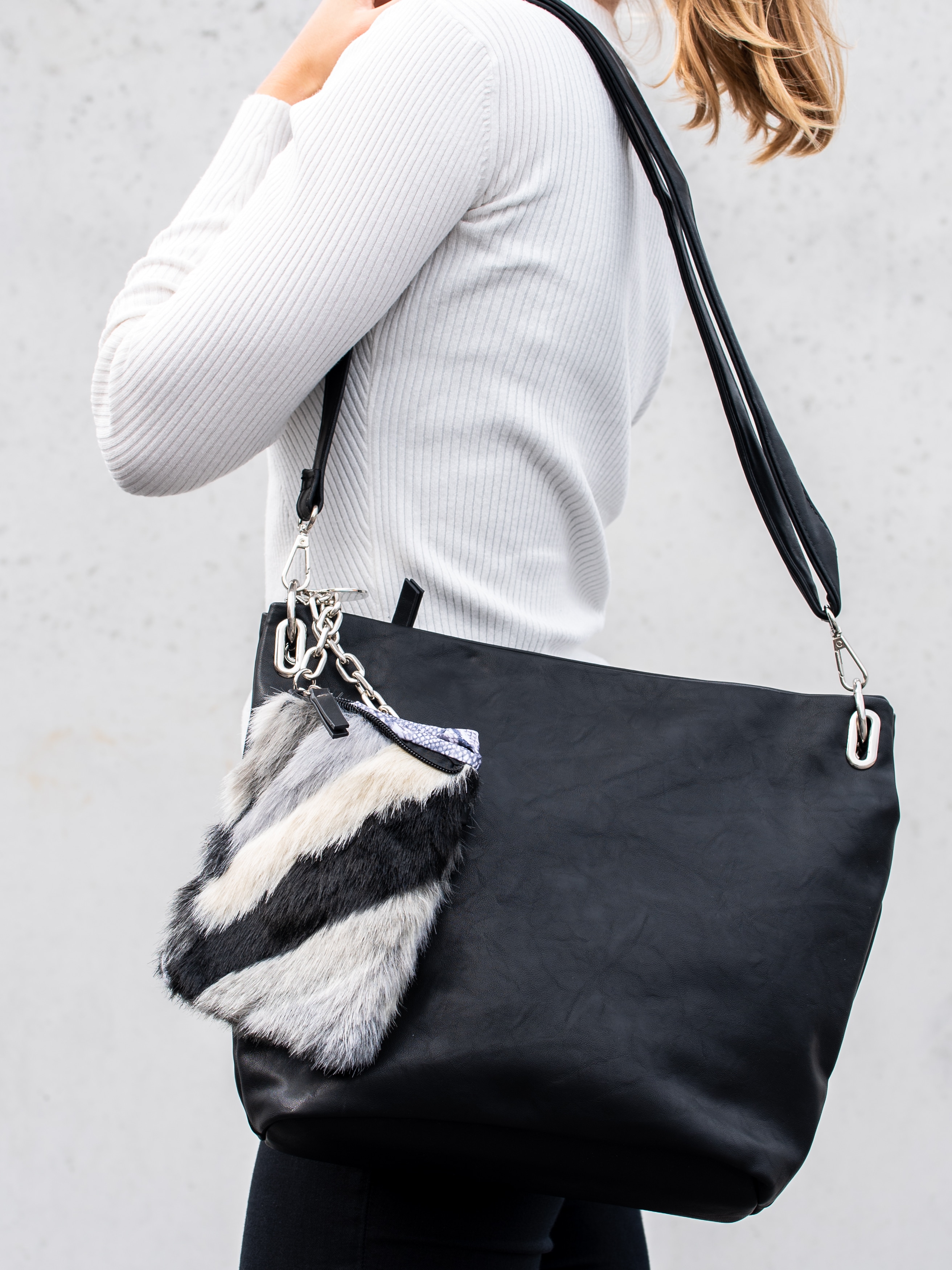 Ulrika Design - 35-8489 - Svart hobobag med sicksack mönstrad mobilväska i fuskpäls