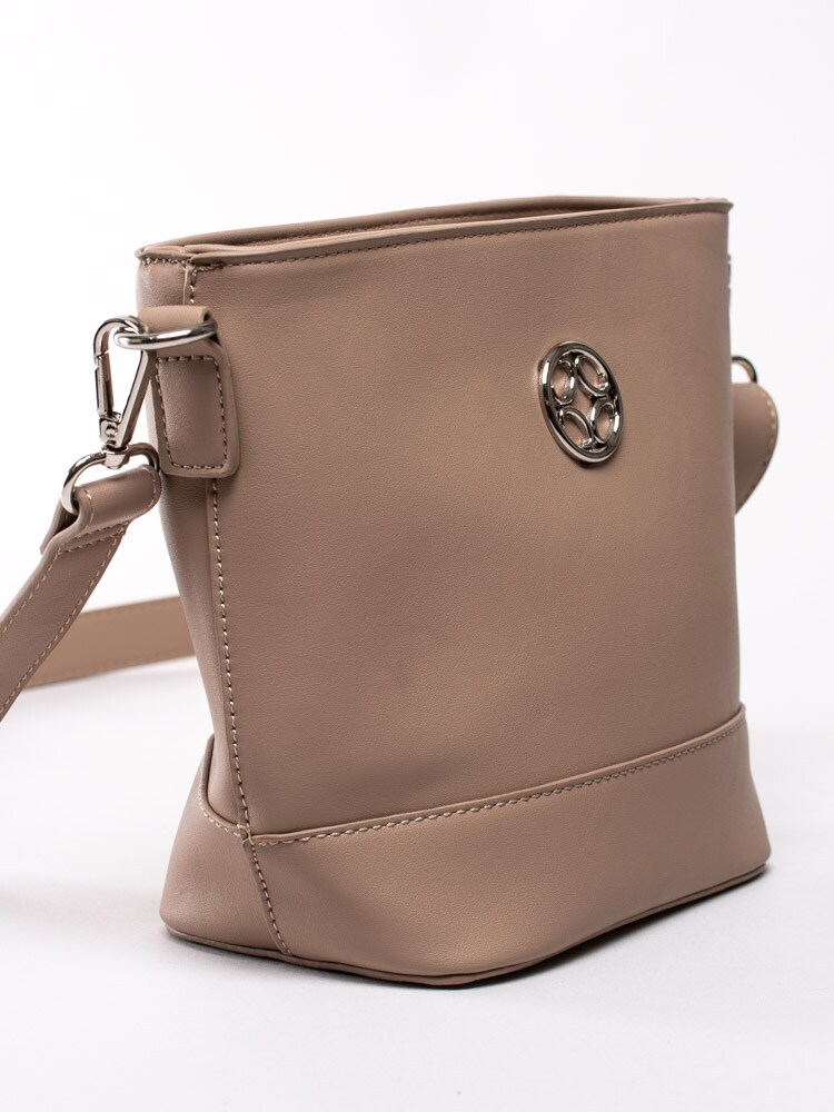 86201060 Ulrika Design 35-9404-32 Beige liten bucketbag i veganskt läder-3