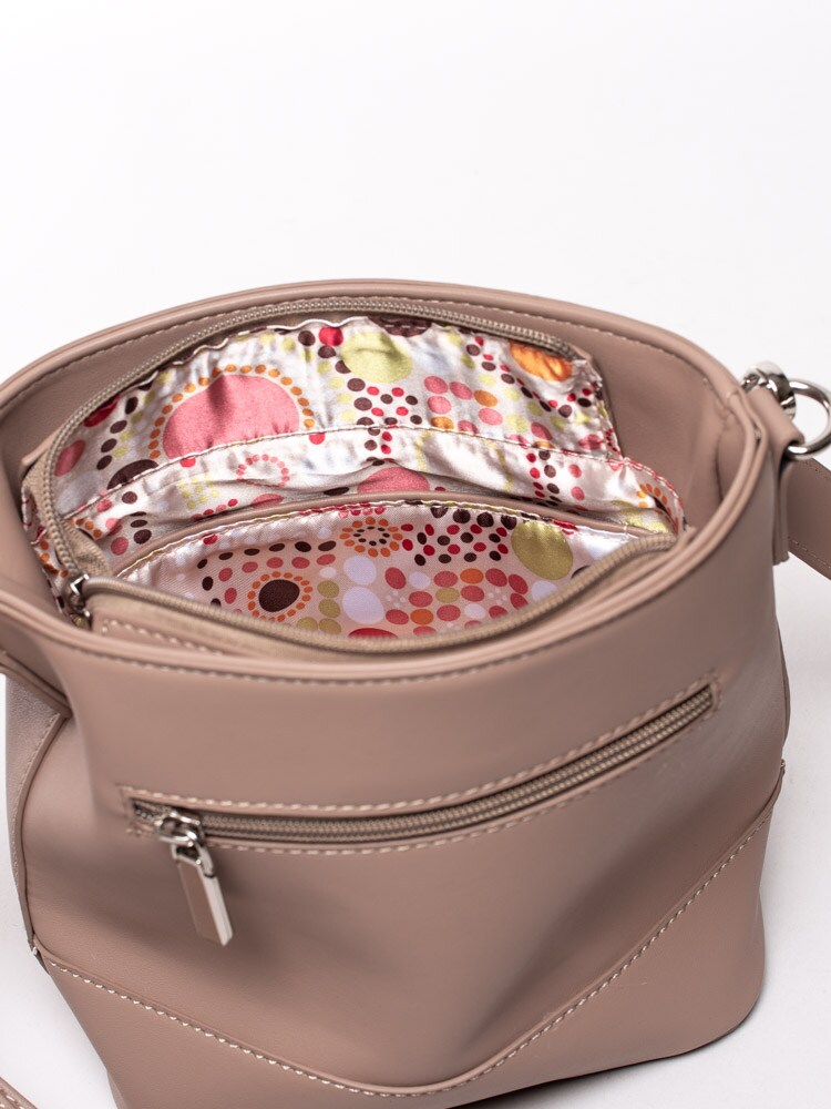 86201060 Ulrika Design 35-9404-32 Beige liten bucketbag i veganskt läder-5