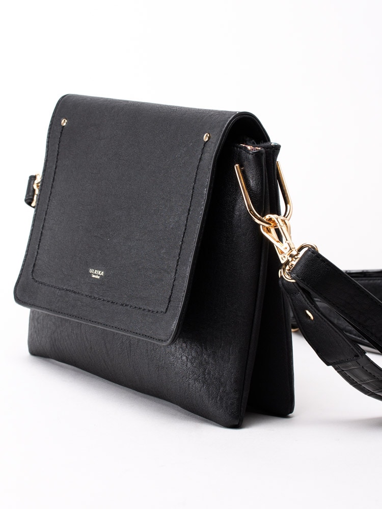 86203078 Ulrika Design 35-1737-1 Black Svart väska i syntet med lock och axelrem-3