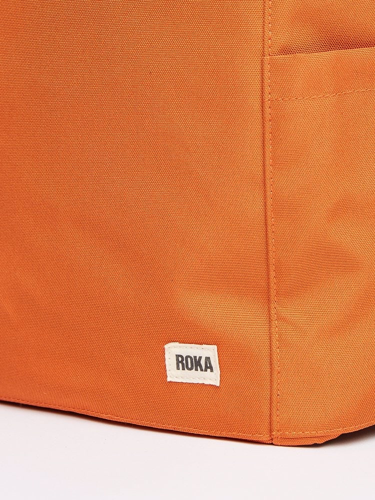 ROKA - Finchley Sustainable - Orange ryggsäck tillverkad av PET-flaskor