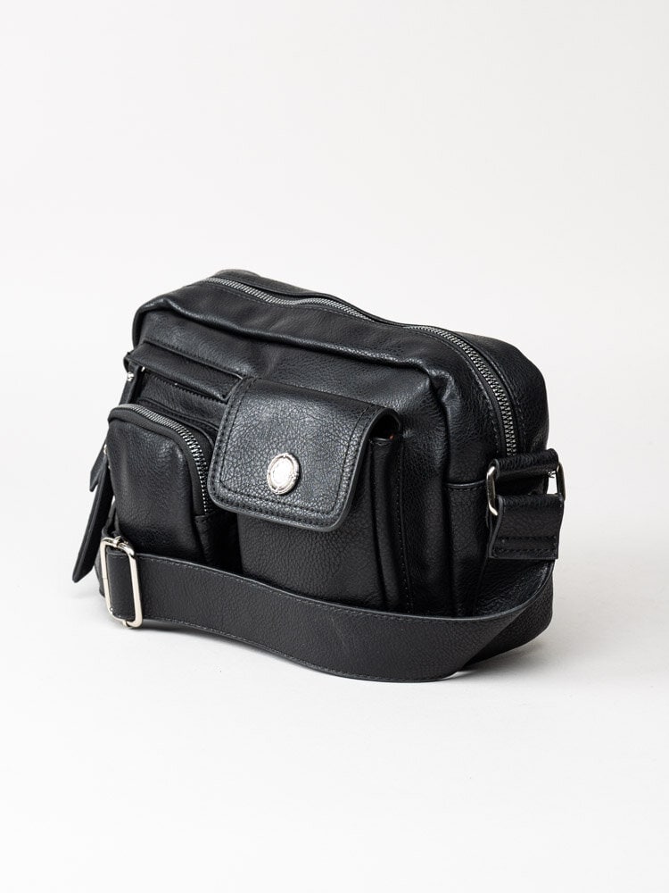 Ulrika Design - 3-Pockets - Svart 3-pockets väska i skinnimitation