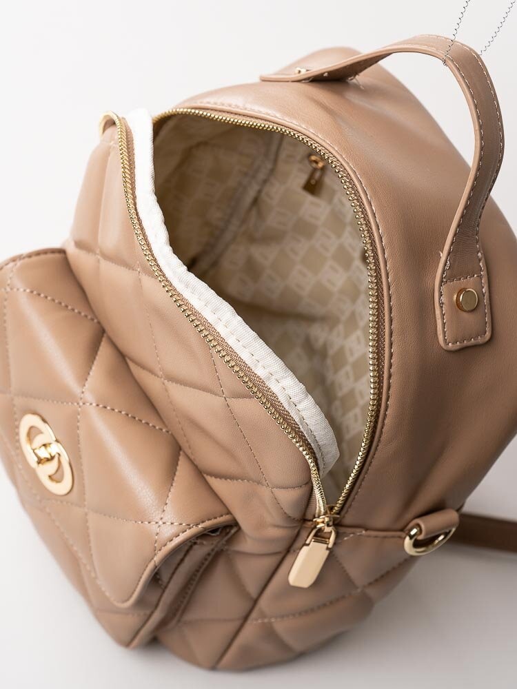 Ulrika Design - Quilt - Camelfärgad liten ryggsäck