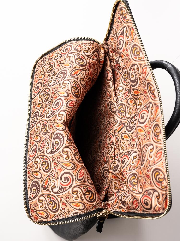 Ulrika Design - Lyx - Svart ryggsäck i skinnimitation