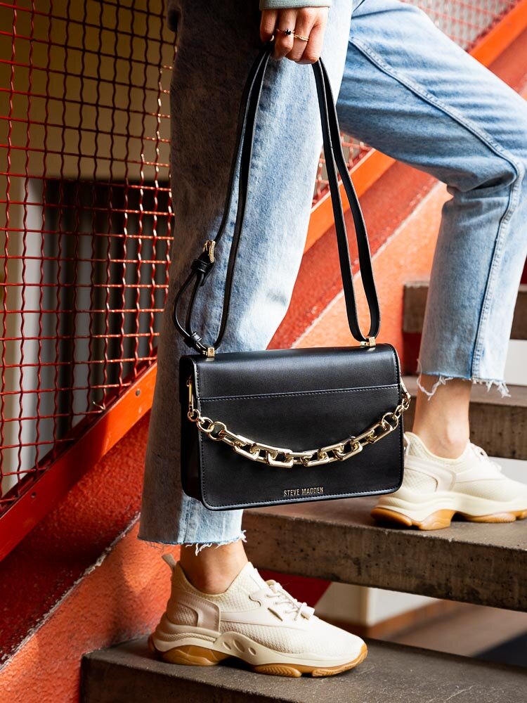 Steve Madden - Bindio-L - Svart handväska med guldfärgad kedja