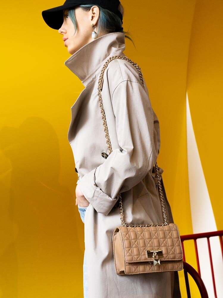 Steve Madden - Bamara-Q - Ljusbrun quiltad handväska med gulddetaljer