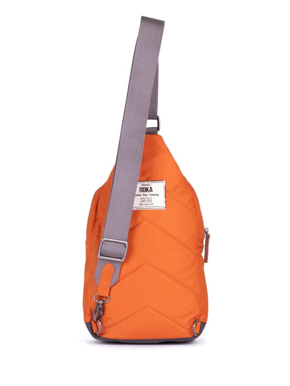 ROKA - Willesden B Recycled Nylon - Orange sling bag i nylon