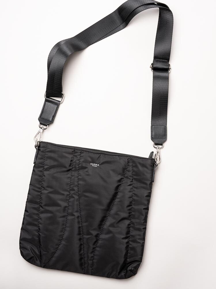 Ulrika Design - Nylon Flow - Svart axelremsväska i nylon