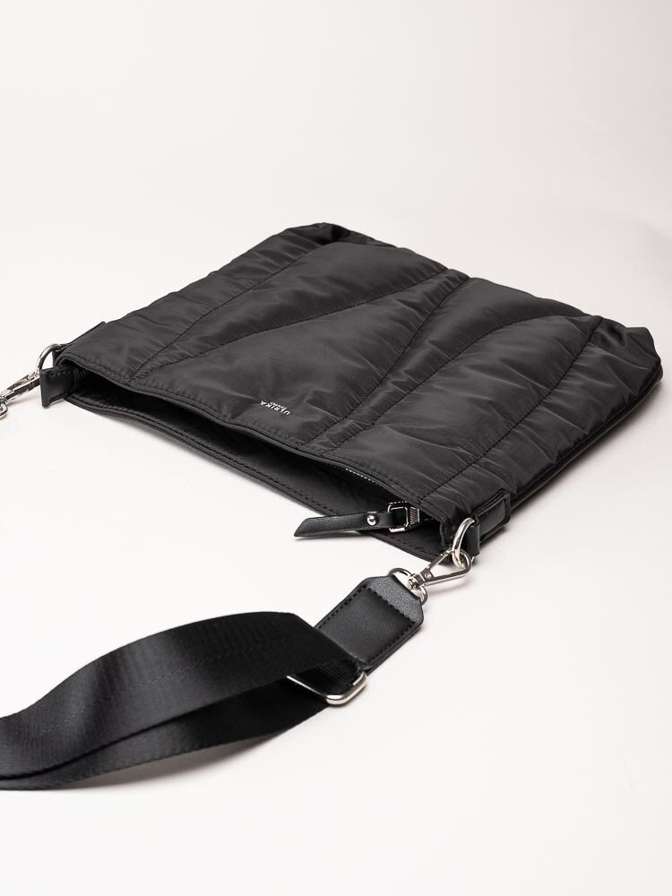 Ulrika Design - Nylon Flow - Svart axelremsväska i nylon