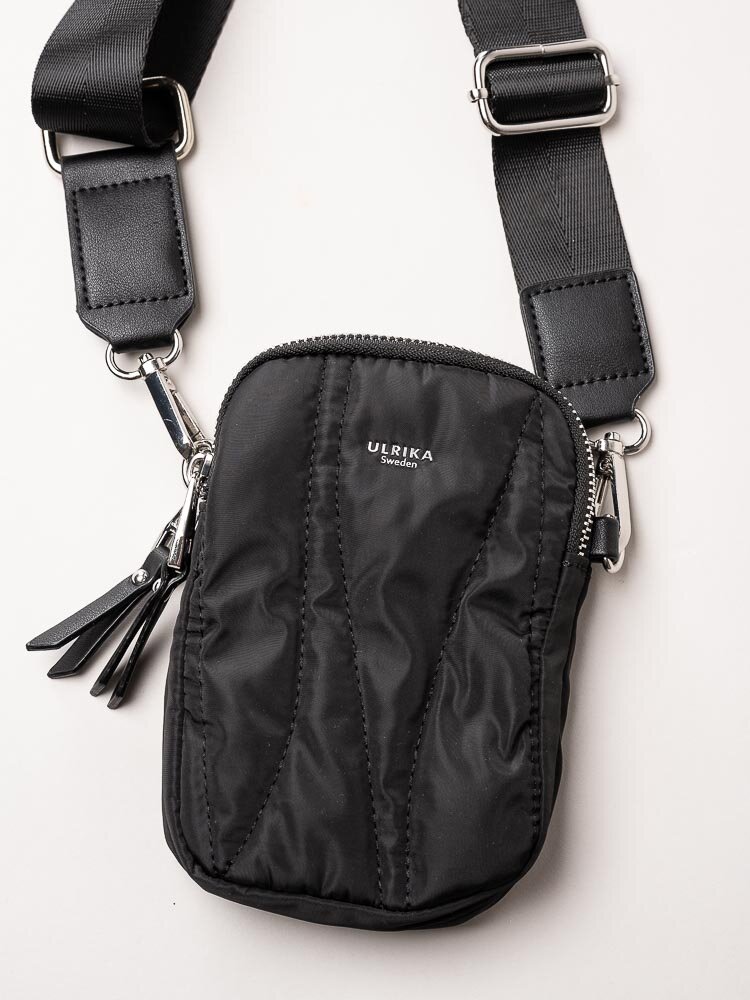 Ulrika Design - Nylon Flow - Svart mobilväska i nylon