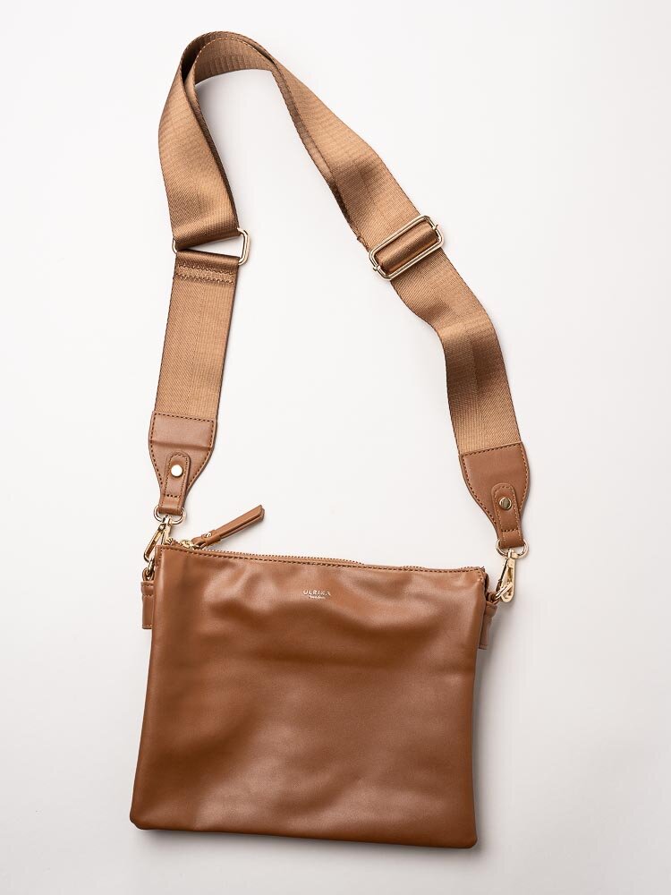 Ulrika Design - Raw - Brun crossbodyväska i skinnimitation