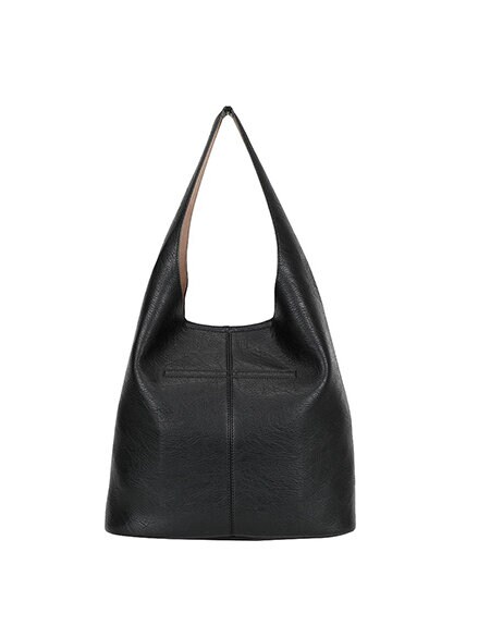 Ulrika Design - Ulrika Fur A-Line tote - Svart axelkasse i mjuk skinnimitation