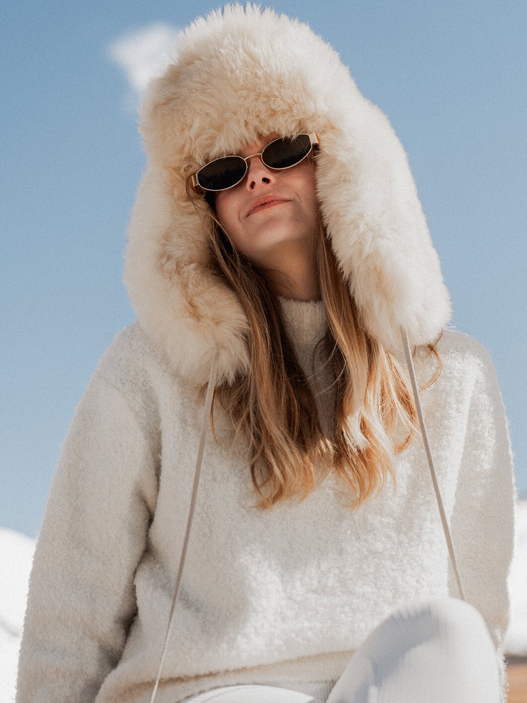 Shepherd - Andermatt - Ljusbeige fluffig mössa i fårskinn