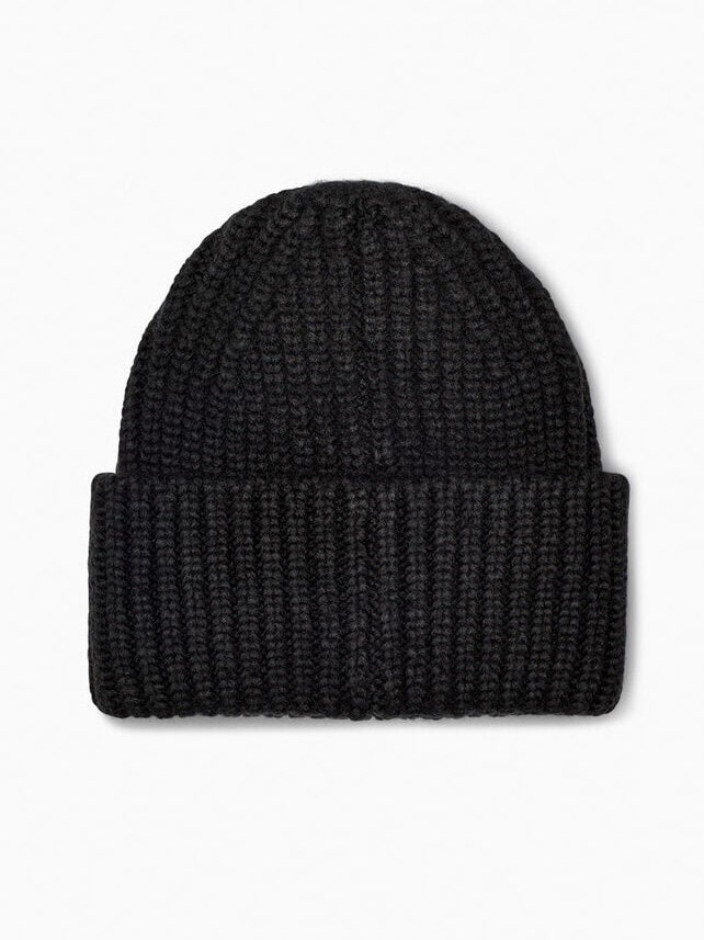 UGG - W Chunky Rib Beanie - Svart ribbstickad mössa